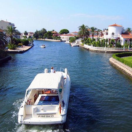 Holiday Home Requesens Canal Empuriabrava Ngoại thất bức ảnh